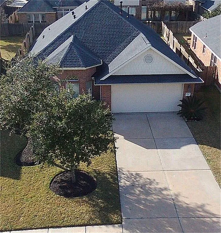 4 bed, 2.0 bath, 2018 sqft, $2,400 — Photo 2