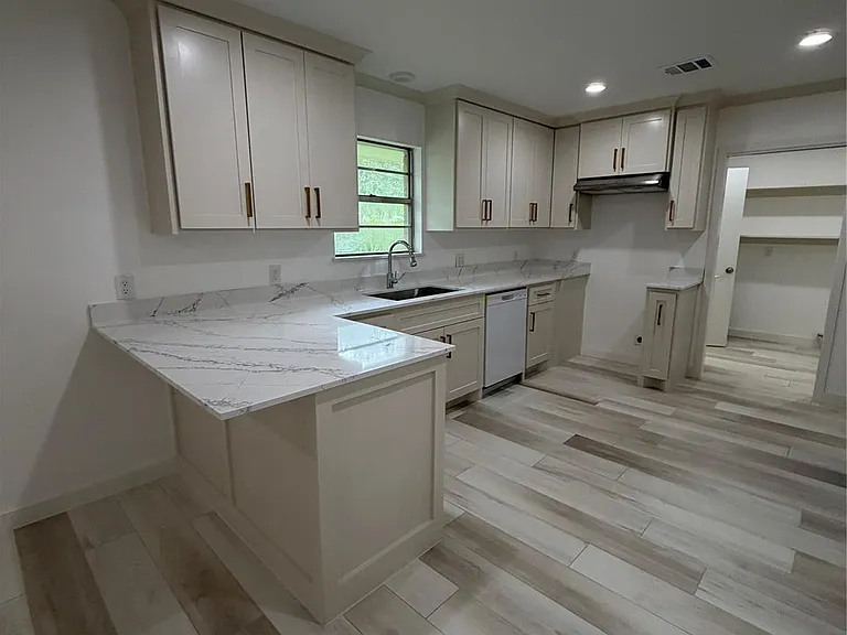1704 Jones St — Photo 13