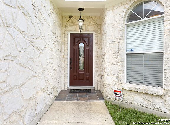 4th image of 304 Juniper St