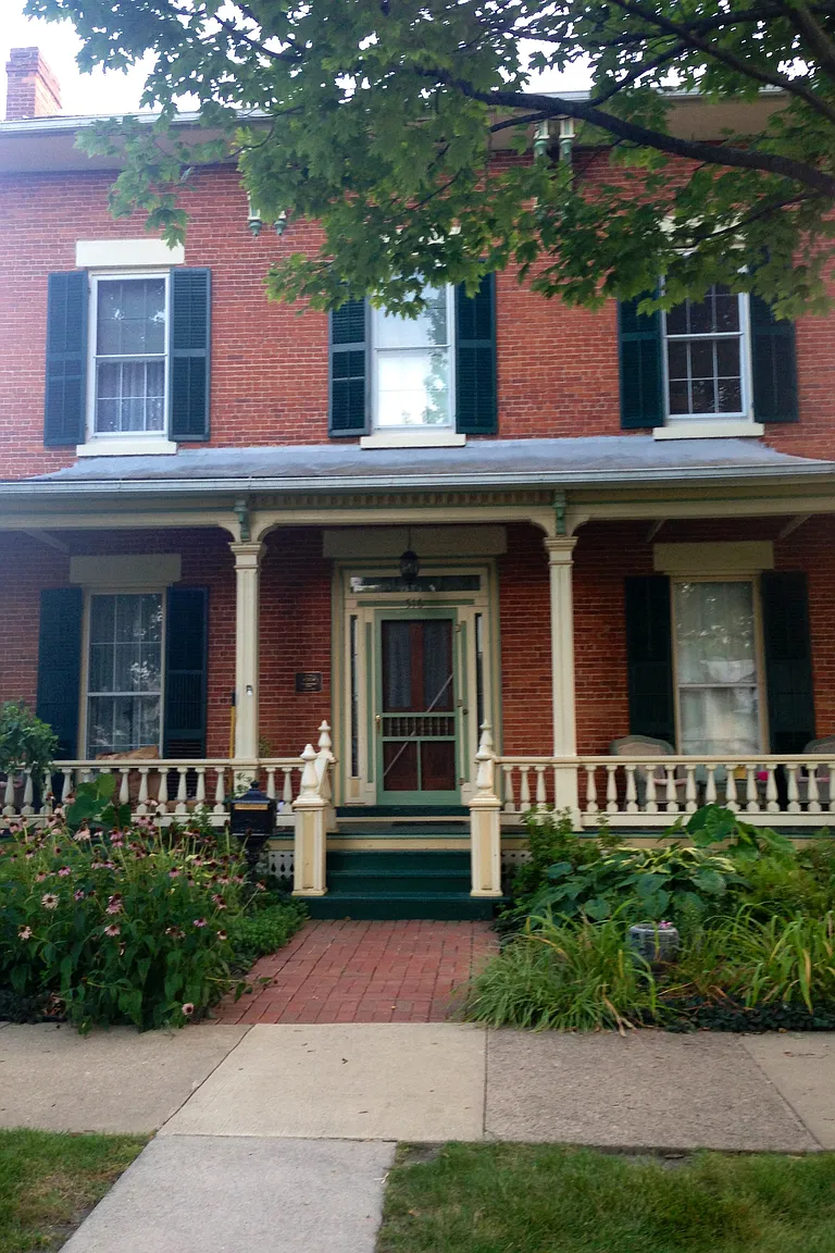516 E 1st St photo 1