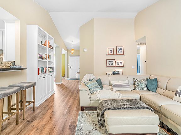 4th image of 2401 Bayview Dr