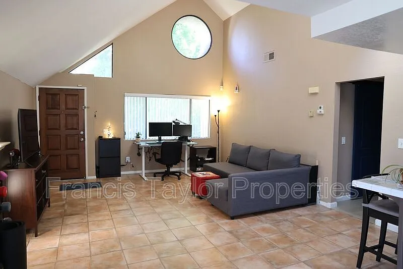 1 bed, 1.0 bath, 892 sqft, $1,925 — Photo 3