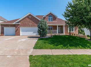 5577 N Ridge Cir, Bettendorf, IA 52722