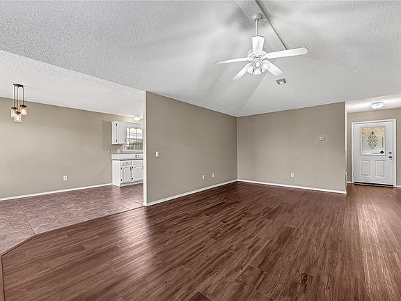 4th image of 1363 S Oleander Ln