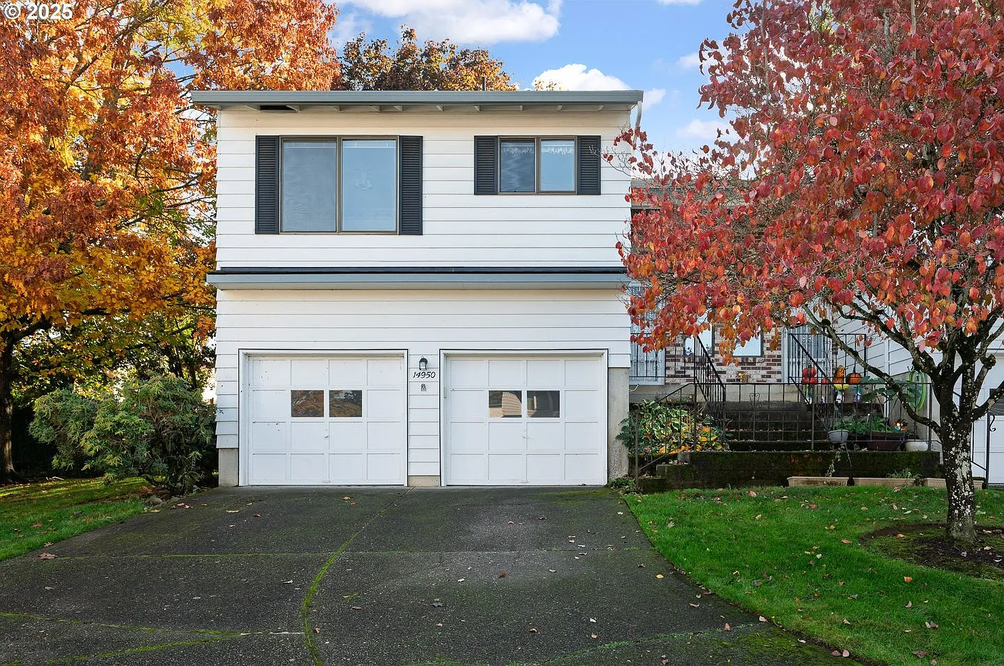 Beautiful End-Unit Condo with A/C, Attached Garage, Pool & Private Outdoor Space — Photo 1