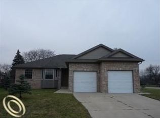 8955 Roslyn St, Livonia, MI 48150