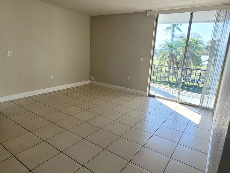 South Dale Villas — Photo 16