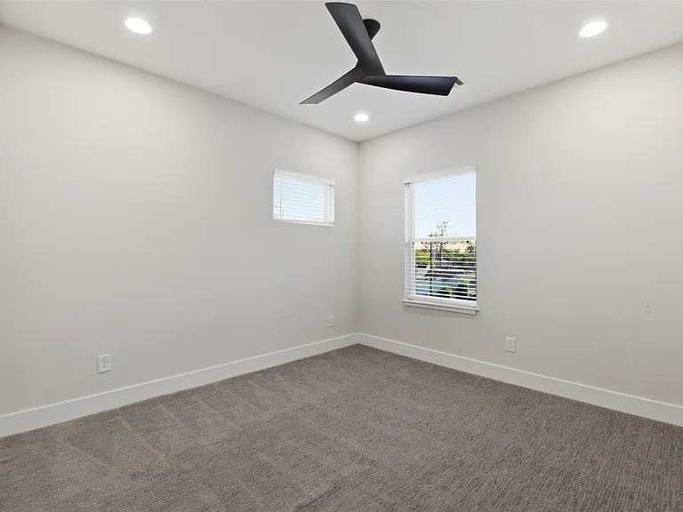 2204 Lou Ellen Ln — Photo 34