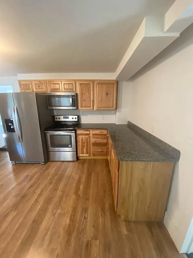 4 bed, 1200 sqft, $2,150 — Photo 3