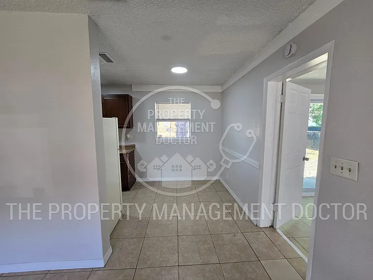 4914 S 84th St — Photo 8