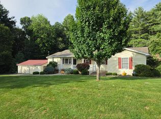 831 Country Club Dr, Beaver, WV 25813