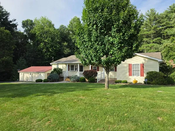 831 Country Club Dr, Beaver, WV 25813