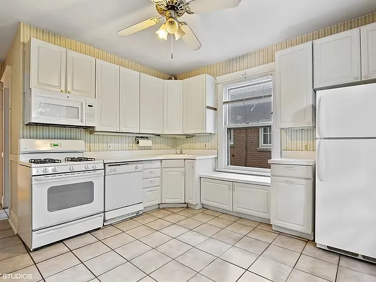 2146 Asbury Ave — Photo 10
