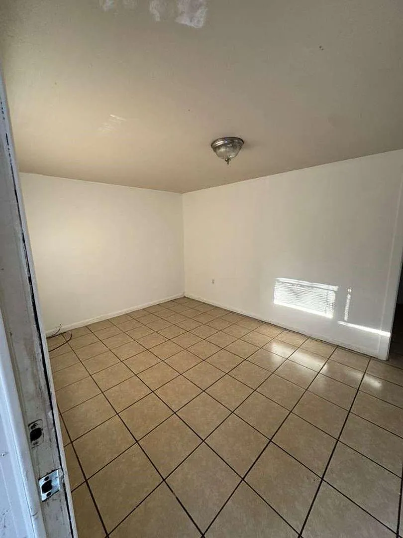 1 bed, 1.0 bath, 2016 sqft, $825 — Photo 4