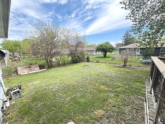 4th image of 1812 Hillcrest Dr