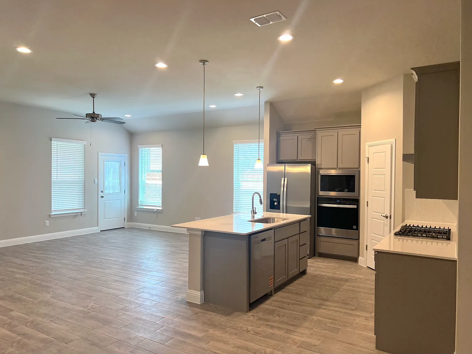 5 bed, 2112 sqft, $2,850 — Photo 2