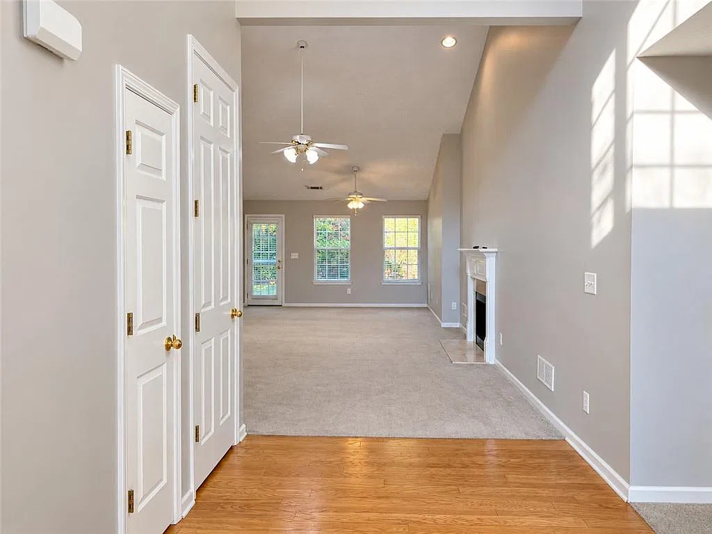 4 bed, 2.0 bath, 2876 sqft, $2,650 — Photo 2