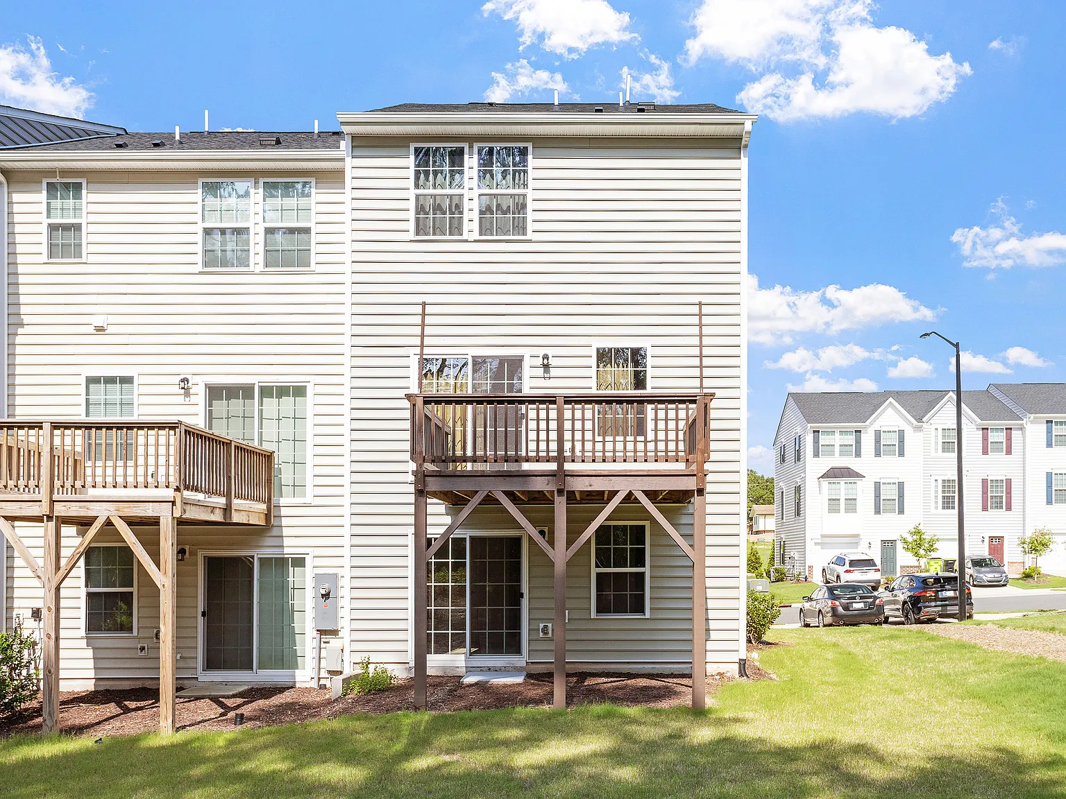 3 bed, 2.5 bath, 1700 sqft, $2,150 — Photo 3