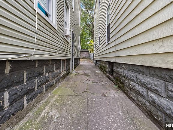 4th image of 650 Grove St