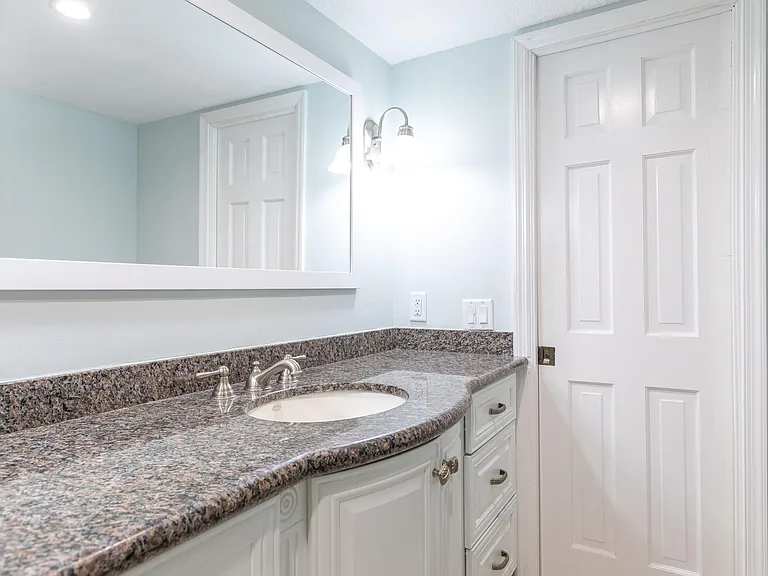 961 SE 20th Ave #302 — Photo 11