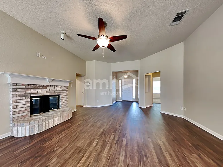 955 Aaron Dr — Photo 7