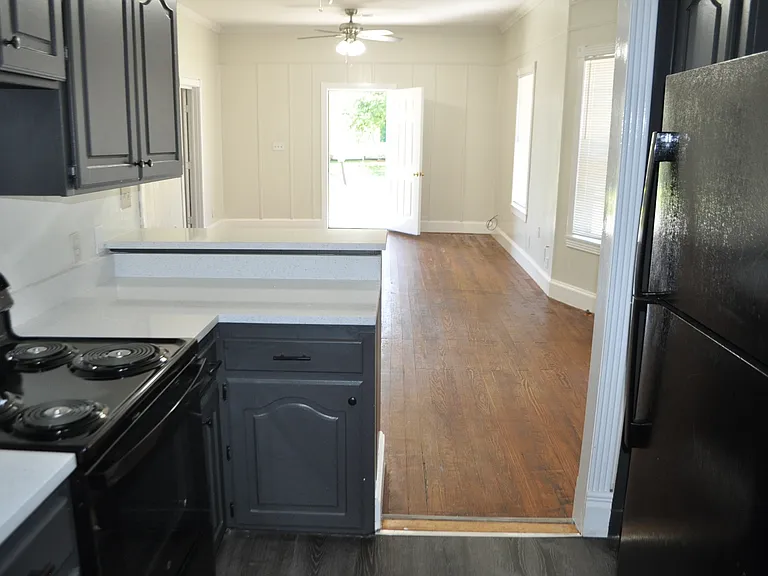205 E Travis St — Photo 4