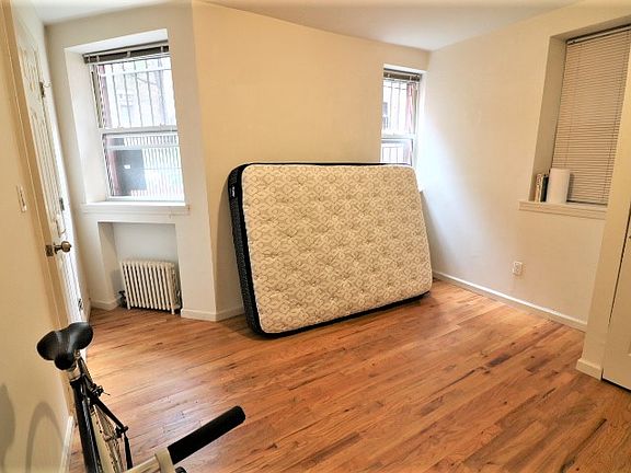 3rd image of 258 W 73rd St APT 1