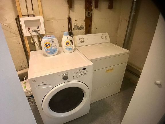 Lower Lvl Laundry room