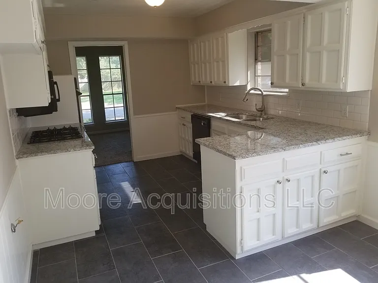 1833 Skyline Dr — Photo 1