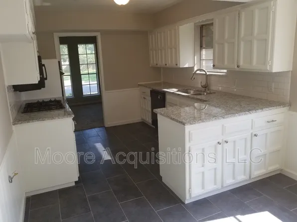 1833 Skyline Dr, Sherman, TX 75092