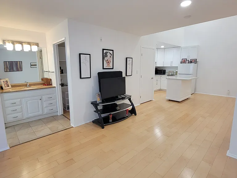 1230 N June St #214 — Photo 3