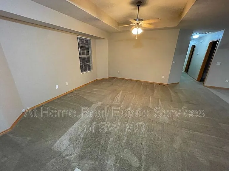 933 N Madison Ave — Photo 2