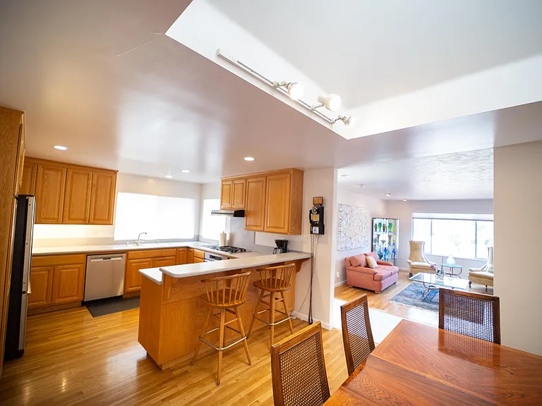 310 Alma Ln — Photo 8