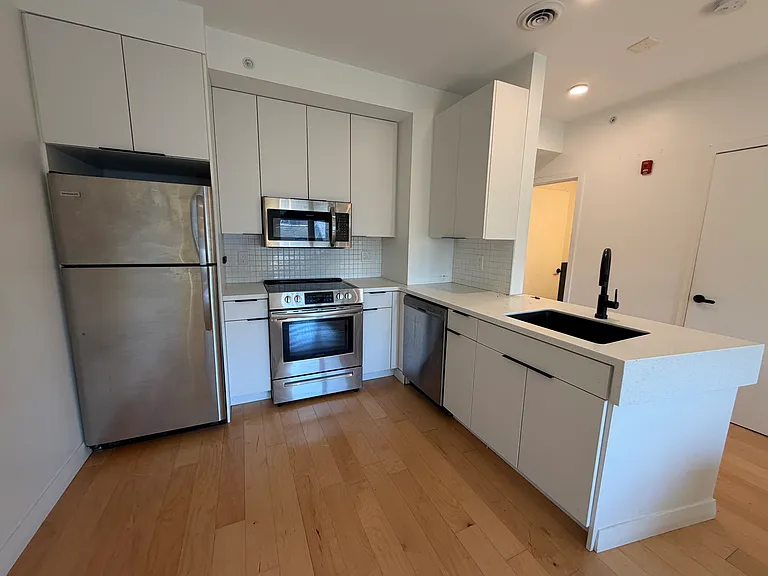 15 Allen St #302 — Photo 9