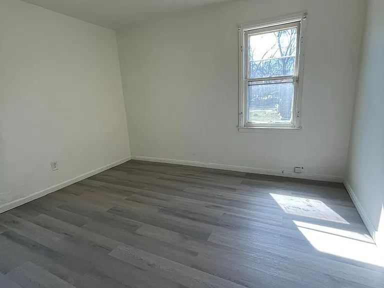 19372 Grandville Ave — Photo 5