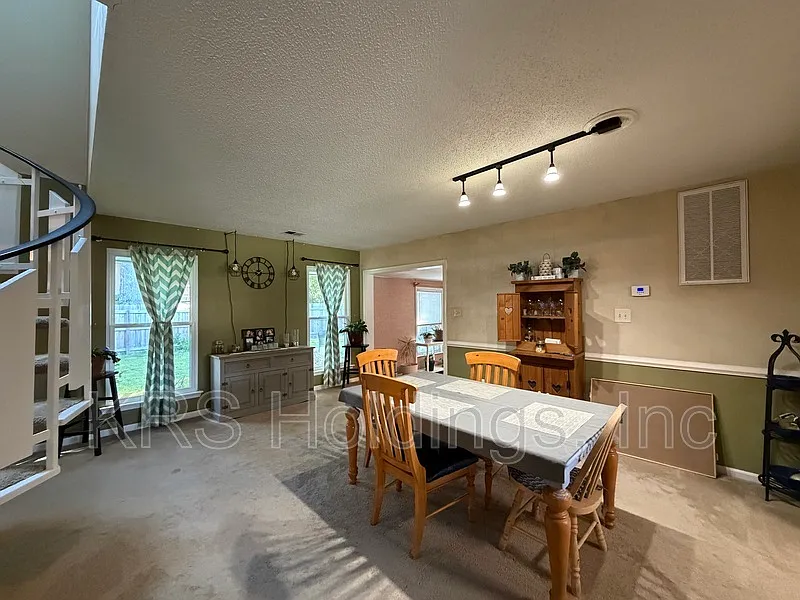 3 bed, 2.0 bath, 1456 sqft, $2,400 — Photo 3