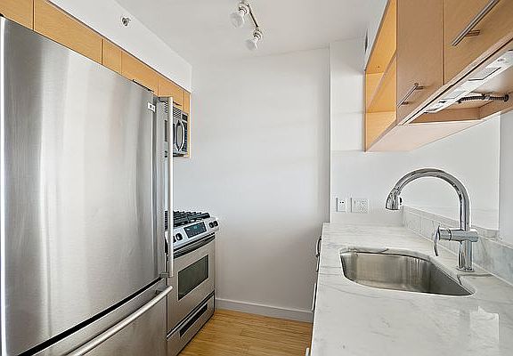 5th image of 100 W 39th St APT 39I