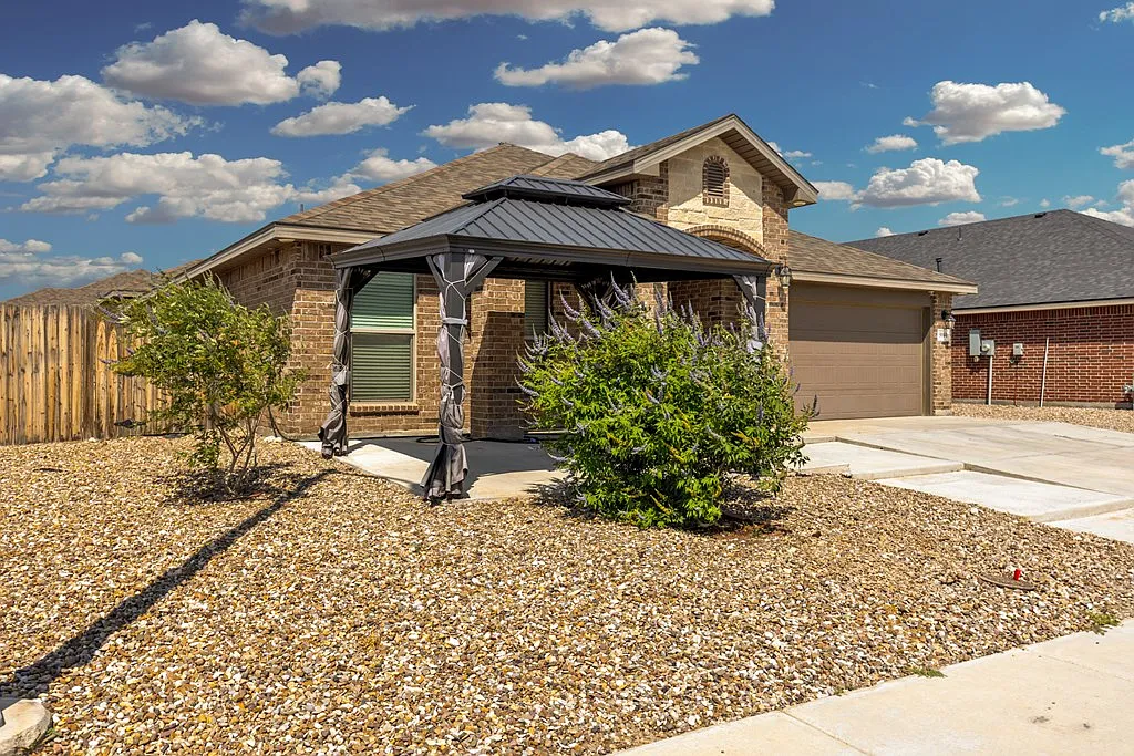 4 bed, 2.5 bath, 2350 sqft, $2,900 — Photo 3