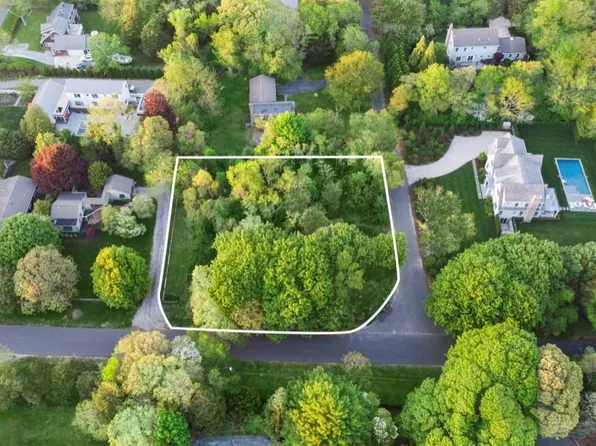 3 Baldwin Dr, Sag Harbor, NY 11963