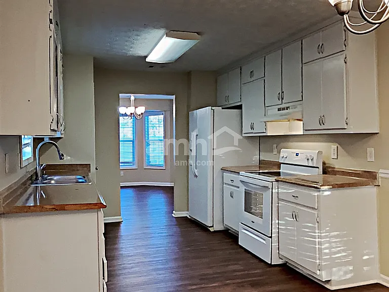 1500 Chalet Cir — Photo 3