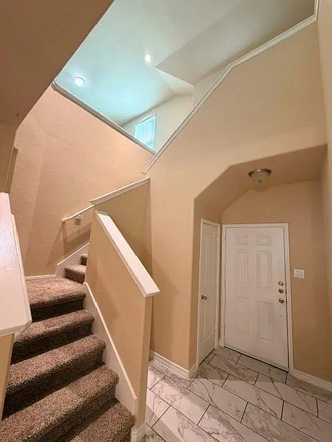 4 bed, 2.5 bath, 2439 sqft, $2,500 — Photo 3