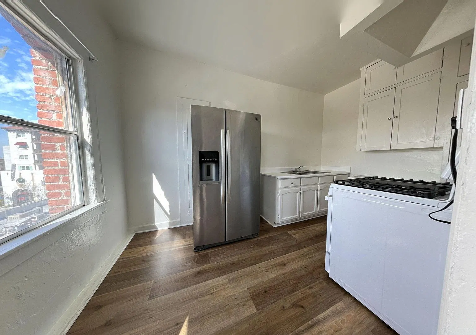 Bonnie Brae Apartments...Gorgeous Newly Remodeled Apartments..Great Location! CALL NOW! — Photo 1