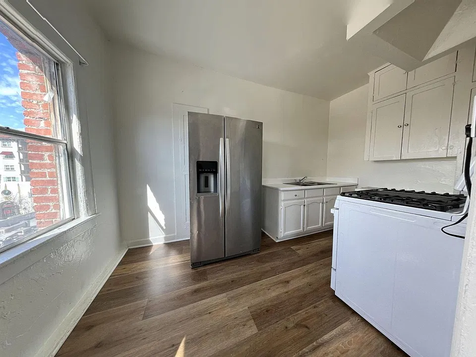 Bonnie Brae Apartments...Gorgeous Newly Remodeled Apartments..Great Location! CALL NOW!