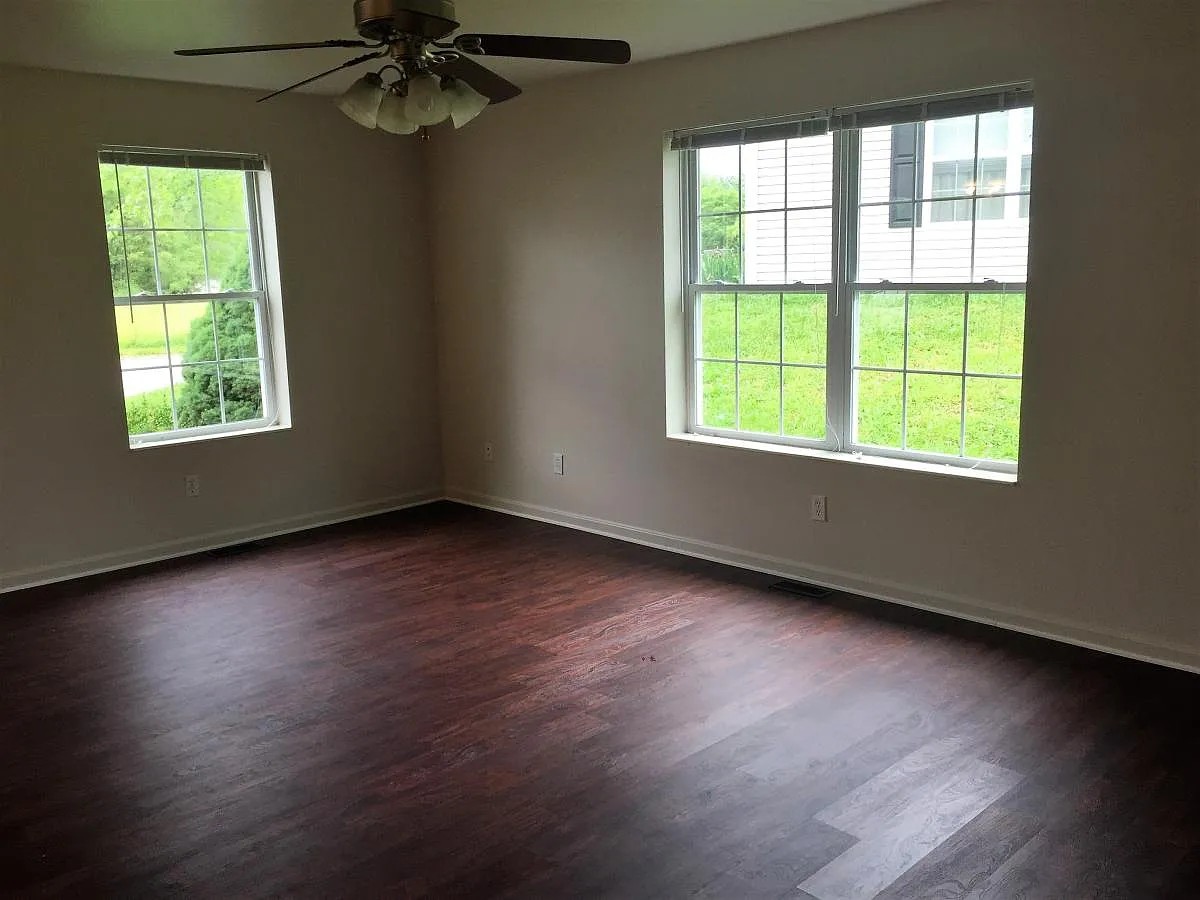 3 bed, 1300 sqft, $1,700 — Photo 2