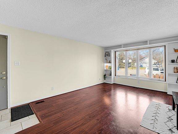 3rd image of 990 Quail Ct