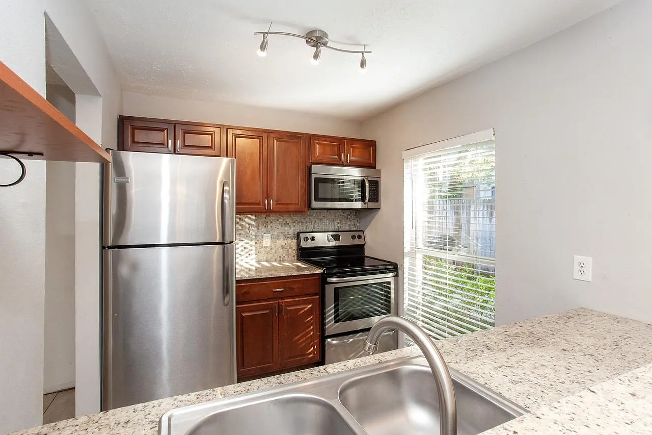 2 bed, 912 sqft, $1,975 — Photo 3