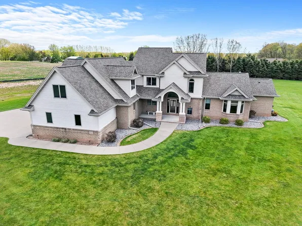 W7415 Ridgetop Dr, Neenah, WI 54956