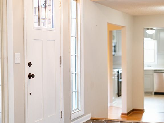 4th image of 806 Sharon Cir