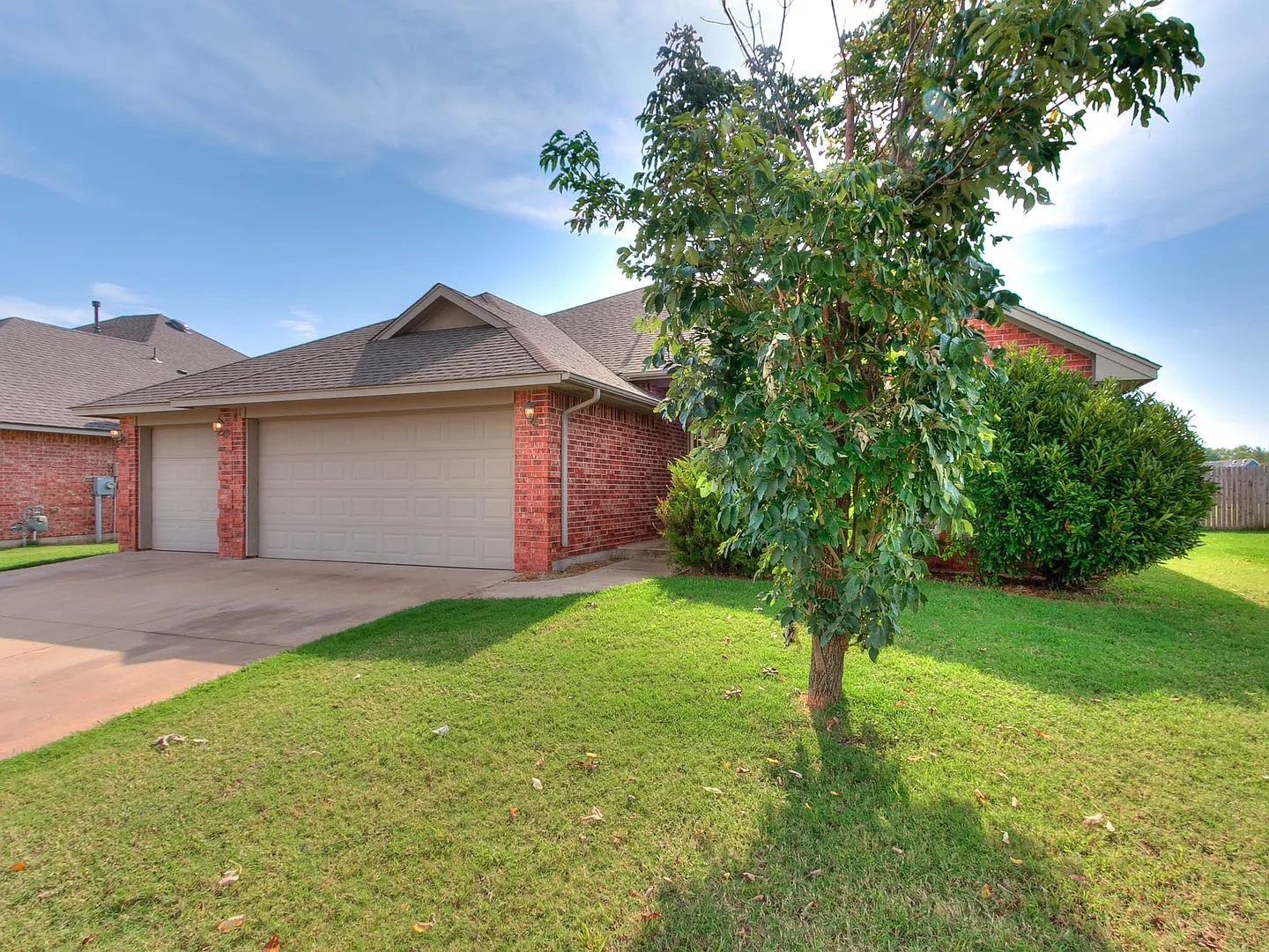 4 bedroom, 2 bath home in Castlebrook Crossing - Mustang Schools — Photo 3