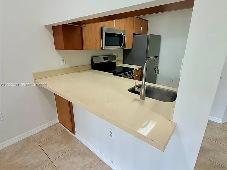 19216 Glenmoor Dr #19216 — Photo 8